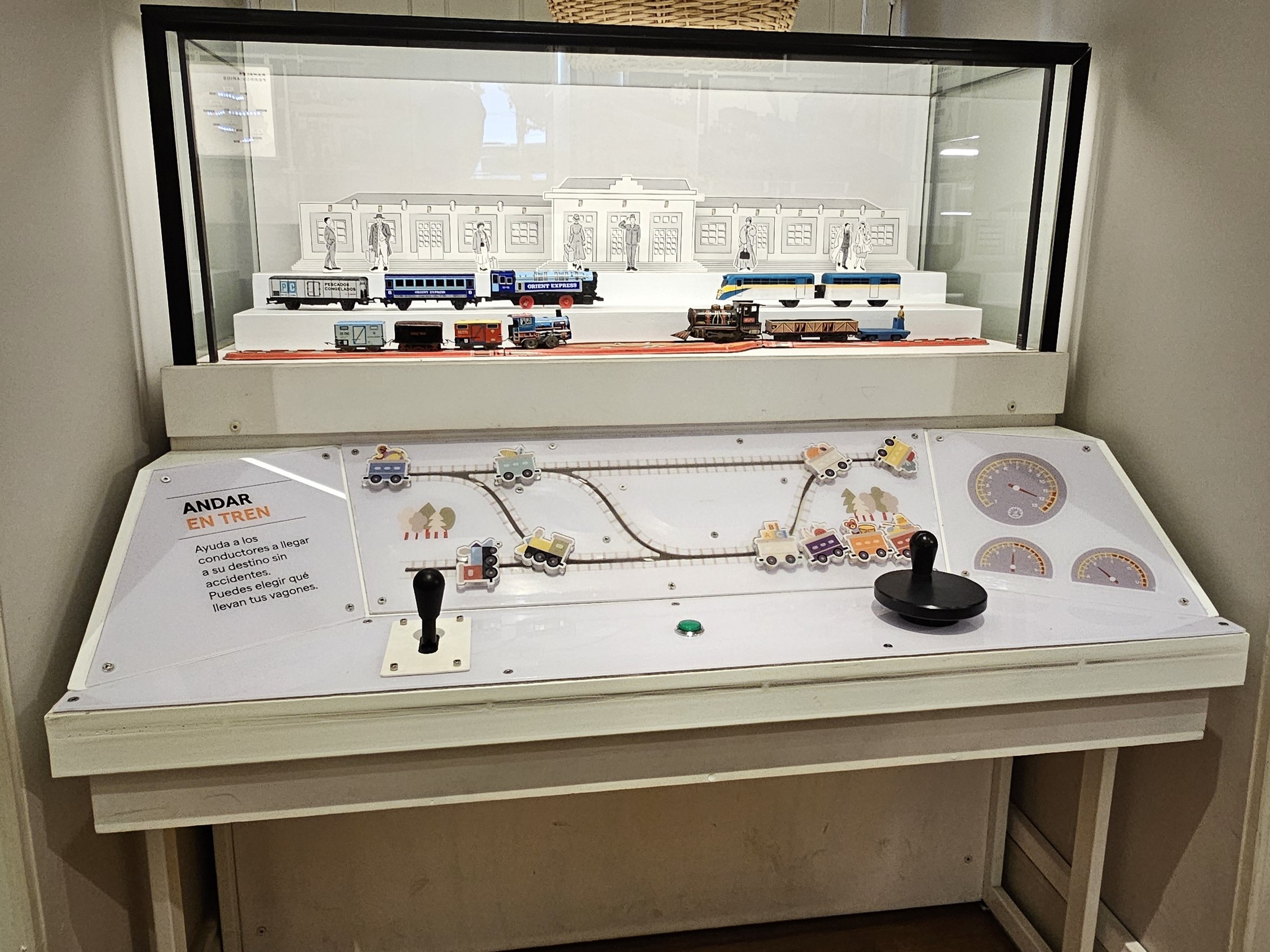 Fotografía de tren interactivo con engranajes